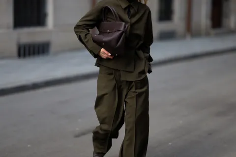 Sastrería oversized: la tendencia que combina autoridad y comodidad para el trabajo Un mujer usando un conjunto oversize en color verde oliva