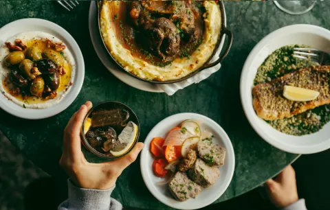 Entre copas, vinilos y platitos: 6 planes para salir en el nuevo circuito de Chacarita restaurantes en Chacarita