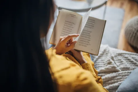5 libros de poesía recién editados que vale la pena leer Mujer lee poesía