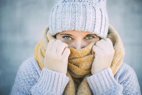 Ojos secos, irritados y cansados: por qué el frío puede afectar tu salud visual y qué hacer para prevenirlo Ojos secos en invierno