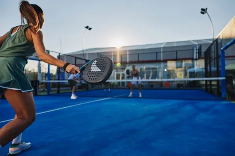 Pádel: beneficios, salud y por qué es el deporte que más crece en los últimos años padel-deporte-habitos.jpg