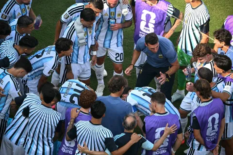 Scaloni con jugadores en el ultimo partido del mundial
