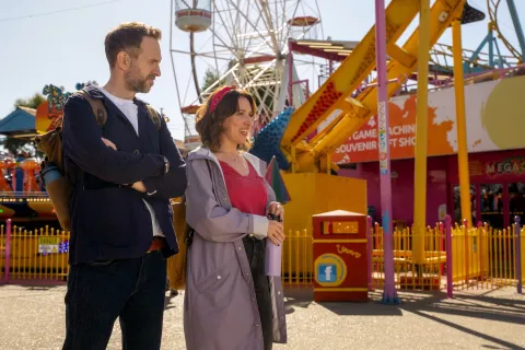 Qué mirar: la serie de episodios cortos que te hará reír y llorar por igual Rafe Spall and Esther Smith in "Trying," now streaming on Apple TV.
