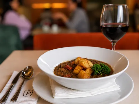 Guiso de lentejas: la receta casera y reconfortante para los días de frío guiso de lentejas y copa de vino