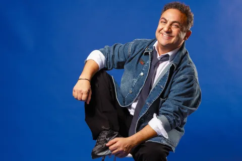 Diego Topa apoyado sobre una banqueta.