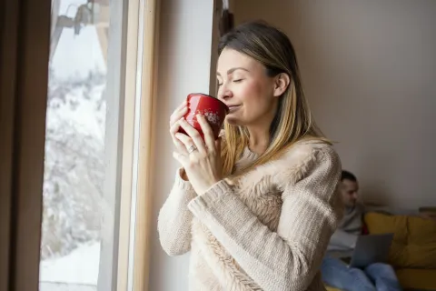 mujer toma té en invierno