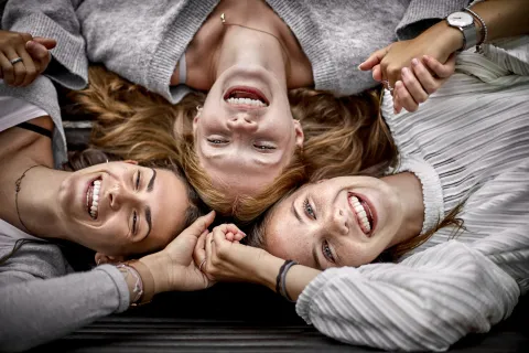 Tus amigas te salvan: por qué la amistad femenina es clave para la salud mental amigas que se abrazan felices
