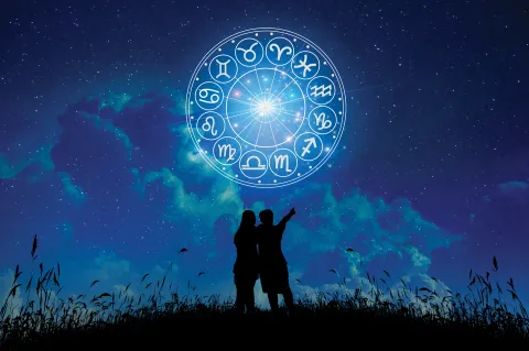 dos amigos con fondo de astrología