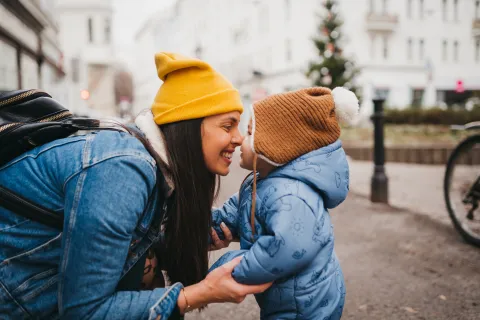 Vacaciones de invierno: cómo evitar el burnout parental cuando sentís que tenés que entretener a tus hijos todo el tiempo mamá con hijo en vacaciones de invierno