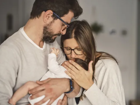 pareja comparte con bebé