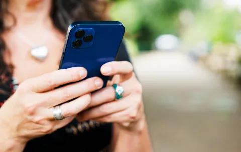 mujer con el telefono en la mano