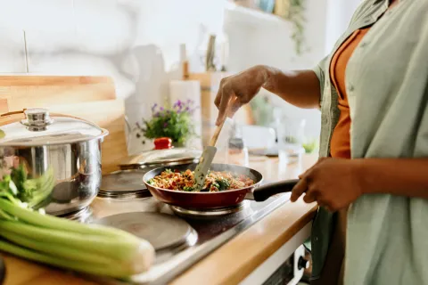 una mujer cocina