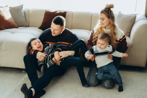 familia de vacaciones en casa