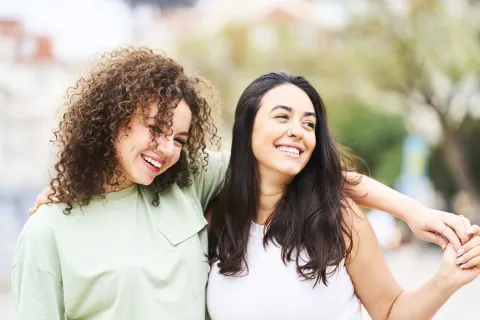 dos amigas sonrien