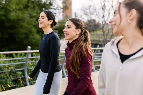 Por qué caminar 20 minutos al día mejora tu energía aunque haga frío, según especialistas mujeres caminando