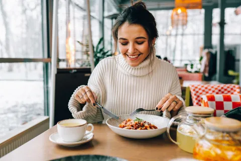 mujer se alimenta y come bien en invierno