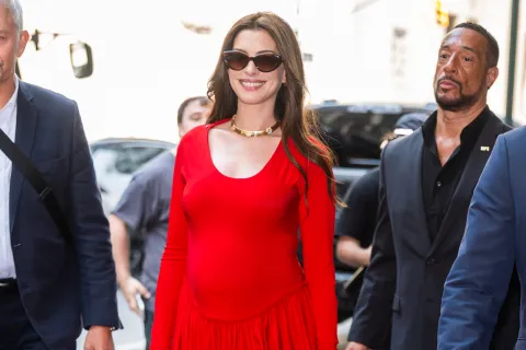Anne Hathaway tiene los looks soñados de embarazada A sus 43 años, la ganadora del Oscar atraviesa un gran momento personal y profesional. Luego de anunciar recientemente que espera su tercer hijo junto a su esposo