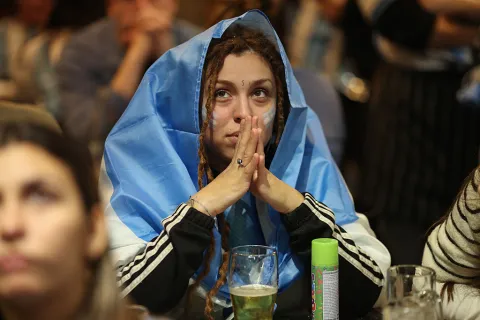 Argentina vs. Inglaterra: ¿cómo controlar la ansiedad antes del partido según psicólogos? mujer tiene ansiedad frente al partido de argentina