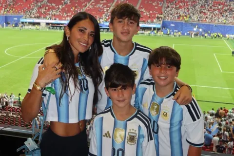 Antonela Roccuzzo deslumbró en el Mundial 2026 con un exclusivo reloj de diamantes: cuánto cuesta y por qué es una pieza única Más allá de la victoria de la Selección Argentina, hubo un detalle del look de Antonela Roccuzzo que también captó la atención de los seguidores