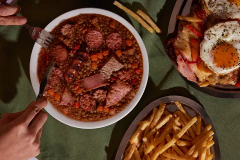 Dónde comer locro, guiso, puchero y chocolate con churros para celebrar el 9 de Julio en Buenos Aires comida 9 de julio