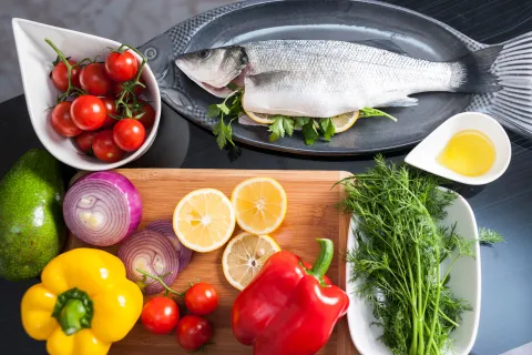 Su principal característica es que prioriza alimentos de origen vegetal y grasas saludables, mientras limita el consumo de carnes rojas, productos ultraprocesados y alimentos ricos en grasas saturadas.