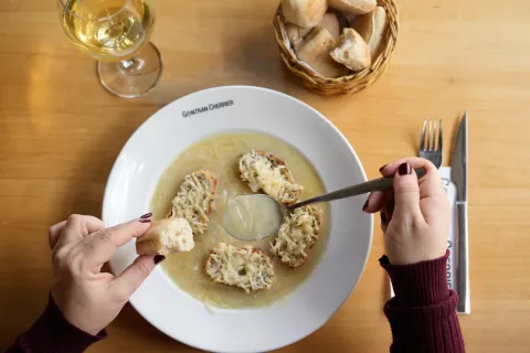 Recetas de invierno: paso a paso para hacer una sopa reconfortante en menos de 30 minutos sopa de cebolla