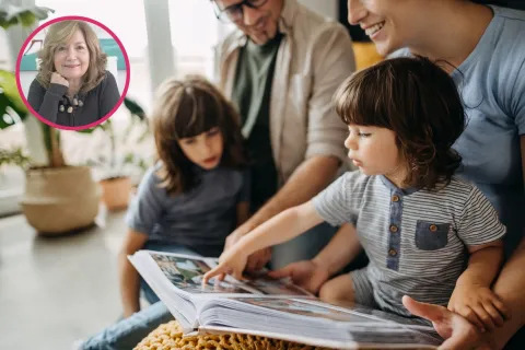 una familia mira un álbum de fotos