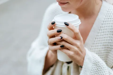 Este julio, las tendencias demuestran que no hace falta recurrir a diseños complejos para lucir una manicura elegante.