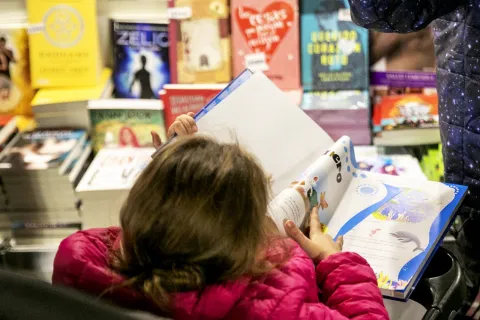 chicos en la feria del libro infantil
