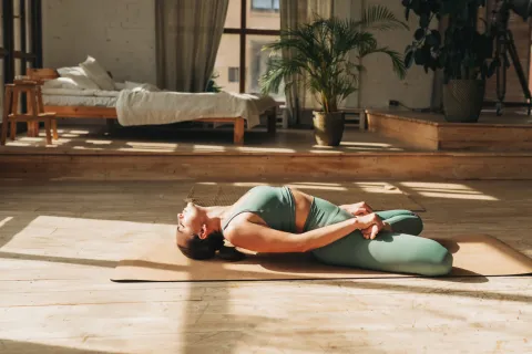 Yoga restaurativo: la rutina de 15 minutos antes de dormir que recomiendan los especialistas Foto de mujer haciendo yoga.
