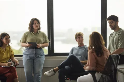 ¿Por qué cuesta cada vez más conectar con los varones? La mirada de una especialista sobre vínculos y género grupo de varones y mujeres conversan