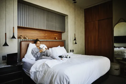 Cómo lograr un dormitorio "hotel boutique" con cambios mínimos Foto de dormitorio.