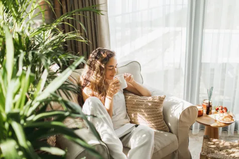 Foto de mujer descansando.