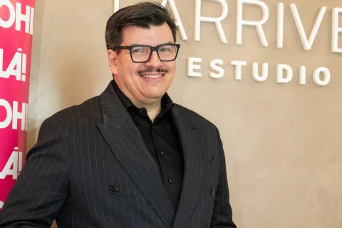 Gervasio Larrivey, maquillador: "La mejor crema antiedad es el protector solar" Gervasio Larrivey, maquillador: "El día que entendamos que la mejor crema antiedad es el protector solar, vamos a darle la importancia que se merece"