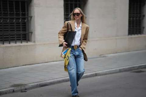 Mujer usando jean recto