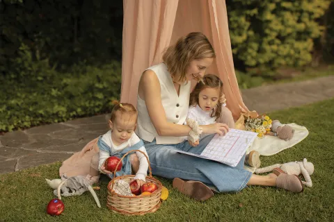 Maternidad analógica: la tendencia que invita a criar con menos pantallas y más presencia Maternidad analógica