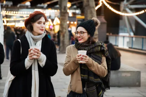 Foto de amigas paseando.
