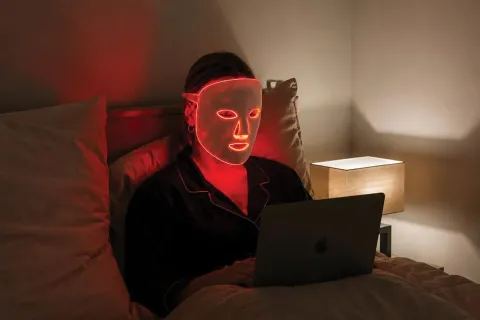 RED LIGHT THERAPY: de máscaras LED a tratamientos corporales, la luz roja es tendencia