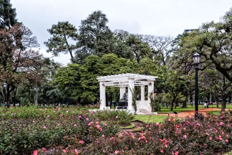 Empezó la poda en el Rosedal de Palermo: hasta cuándo podés llevarte tus gajos de rosas gratis Como sucede cada invierno, el Rosedal de Palermo abre sus puertas a una de las iniciativas más esperadas por los amantes de las plantas y la jardinería: la entrega gratuita de esquejes de rosas.