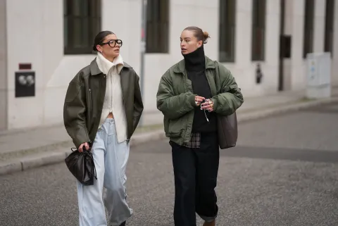 Ni cardigan ni sweater clásico: el tejido que es tendencia y conviene comprar en las liquidaciones de invierno cuello tortuga look