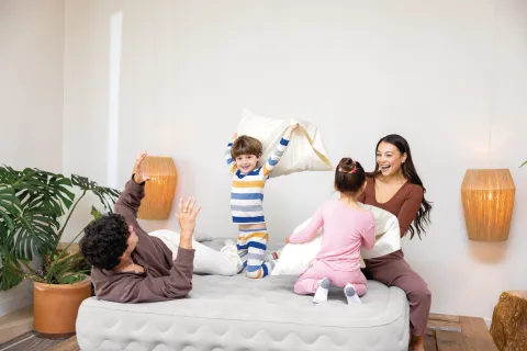 Pijamada por el Día del Niño: guía practica para armar el plan favorito de los más chicos Recibir amigos a dormir dejó de ser un desafío, y con la cama de invitados resuelta, la pijamada es solo diversión.