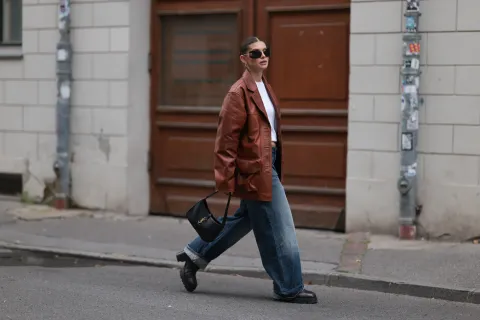 Adiós a los tapados: cuál es el abrigo perfecto para la media estación Look de medio tiempo con chaqueta