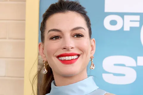 Anne Hathaway sorprende con su look premamá: top corto y jeans XL para presumir su embarazo Anne Hathaway sobre la red carpet con un look premamá