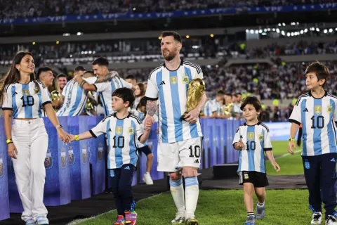 Antonela Roccuzzo despidió a Messi de la Selección con un emotivo mensaje: “Qué privilegio haber vivido todo esto a tu lado” Antonela Roccuzzo despidió a Messi de la Selección con un emotivo mensaje: “Qué privilegio haber vivido todo esto a tu lado”