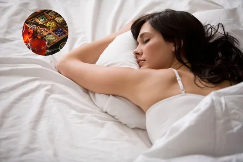 Dormir de corrido a los 45: por qué tu cerebro cambió las reglas del sueño y cómo acompañarlo con medicina natural mujer duerme