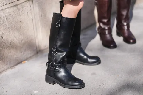 Cómo usar botas altas sin que el look quede recargado Una mujer usando botas XL