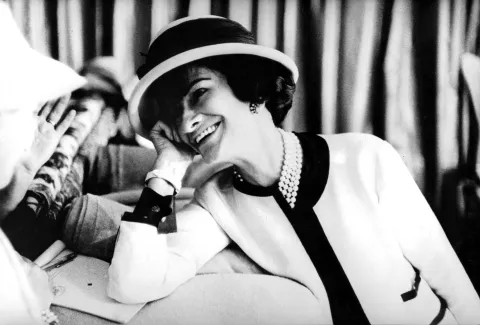 De vivir en un orfanato a revolucionar la moda: así fue la vida de Coco Chanel, la mujer que desafió las reglas Coco chanel con un clásico traje de tweed