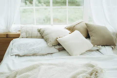 Cama contra la ventana: ¿es una buena idea? Qué dicen los expertos en decoración Foto de dormitorio.