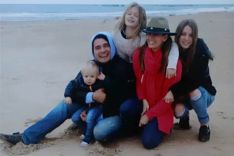 El cambio de vida de Sofía, la hija de Guillermo Andino y Carolina Prat: de la exposición a un emprendimiento propio de literatura.