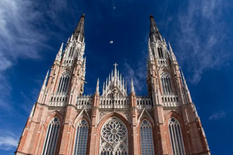 La catedral de La Plata se consagró como la más linda del mundo: ¿a qué otras les ganó? Facha de la Cátedral de La Plata